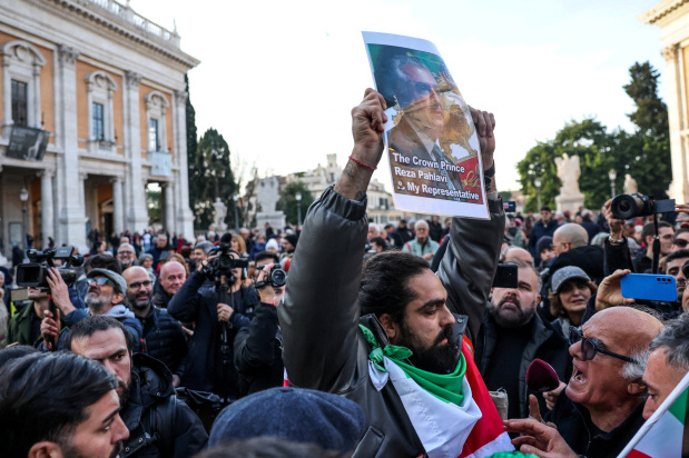 World News: Pahlavi appeals for more pressure to help protesters
